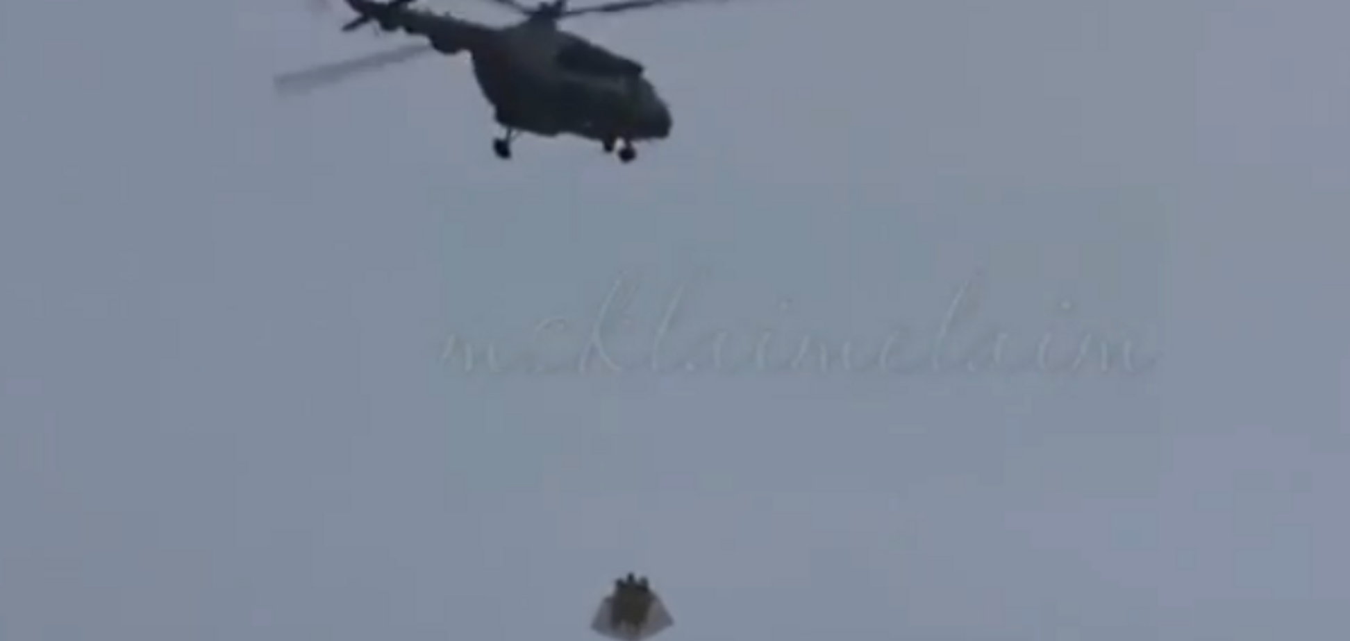 В небе над Кремлем заметили вооруженных людей: видео