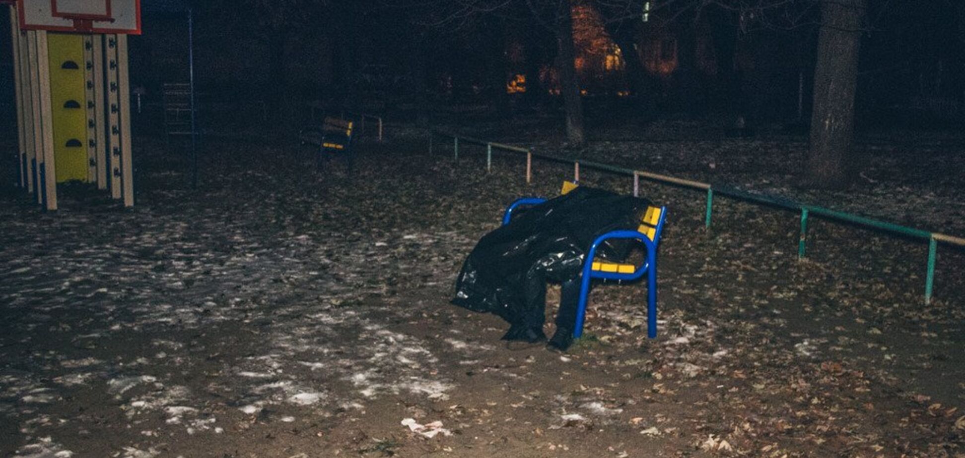 Изо рта шла пена: в Киеве на детской площадке нашли труп со спущенными штанами