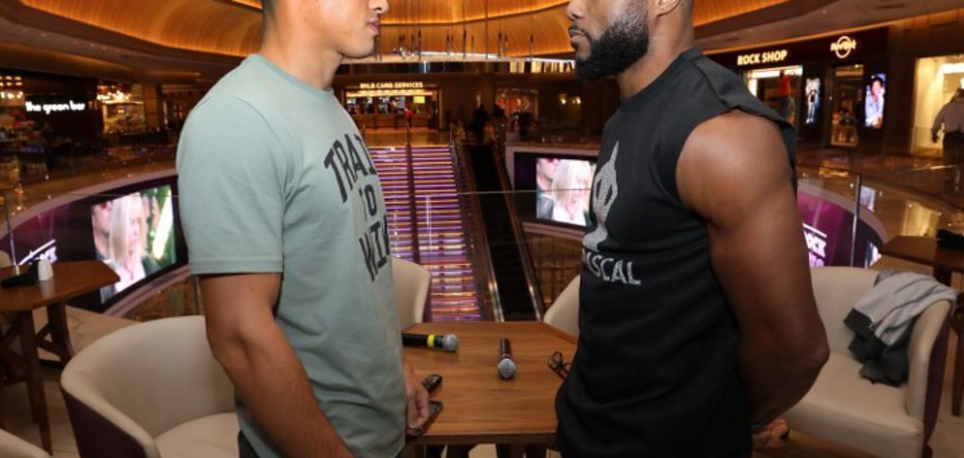 Российский боксер устроил потасовку на дуэли взглядов