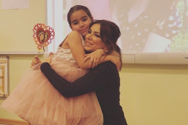 Точно ваша? Лорак озадачила сеть фото с дочерью