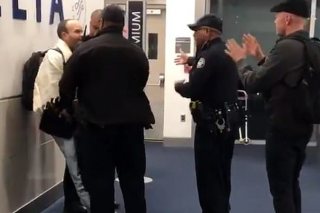 ''Євреї, підніміть руки!'' В аеропорту США стався гучний антисемітський скандал