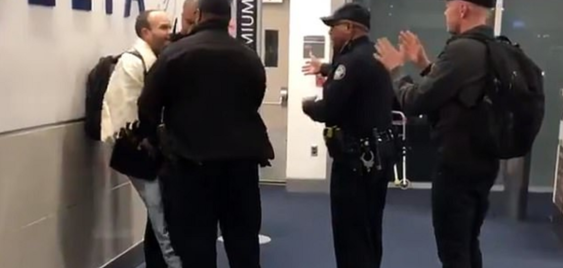 ''Евреи, поднимите руки!'' В аэропорту США случился громкий антисемитский скандал