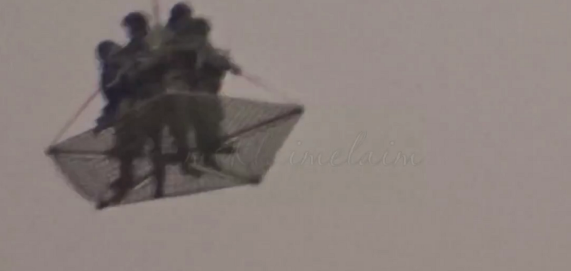 ''Творится что-то странное!'' Над Кремлем взлетели военные вертолеты с людьми на веревке. Видео