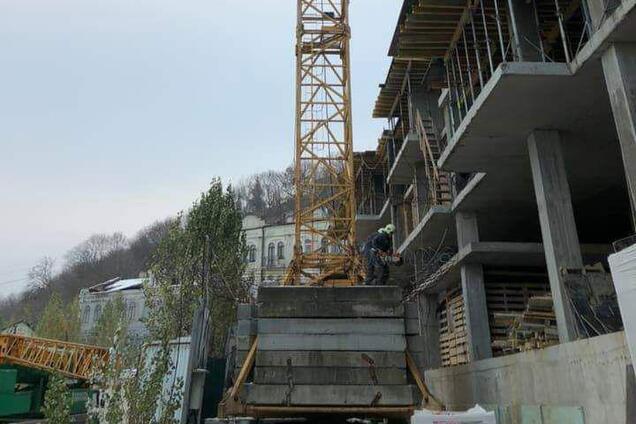 Місто демонтує незаконно розміщений будівельний кран на Андріївському узвозі - КМДА