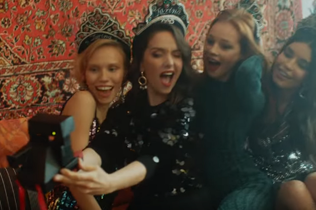 ''Я люблю тебя, Россия!'' Культовая певица заплясала в кокошнике под ковром