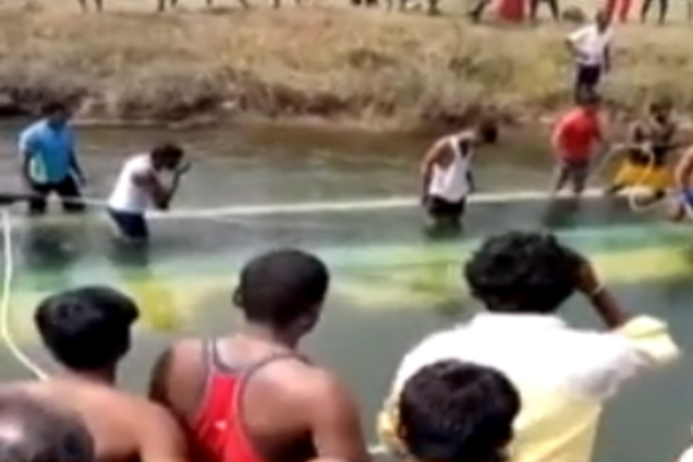 В Индии автобус с детьми угодил в страшное ДТП: десятки погибших