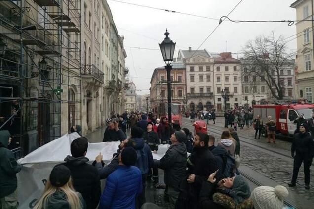 У центрі Львова іноземець намагався накласти на себе руки, зістрибнувши з даху: фото і відео