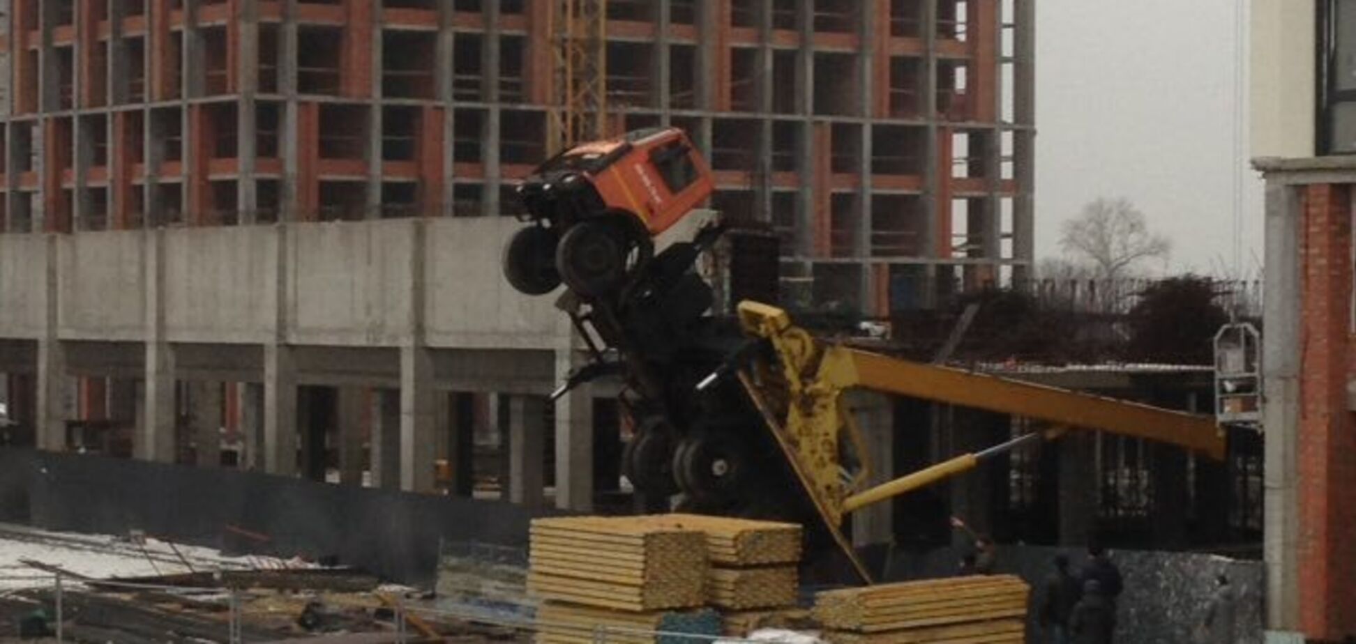 Людей причавило арматурою: в Києві сталася смертельна НП із підйомним краном. Фотофакт