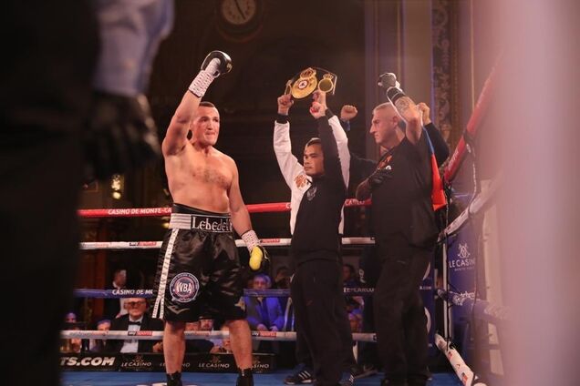 Боксер из команды Путина, бросивший вызов Усику, добыл победу в кровавом бою