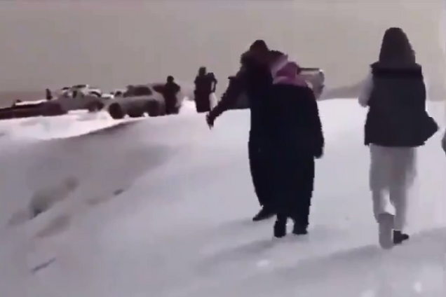 Сніг у пустелі: Саудівську Аравію накрила аномальна погода