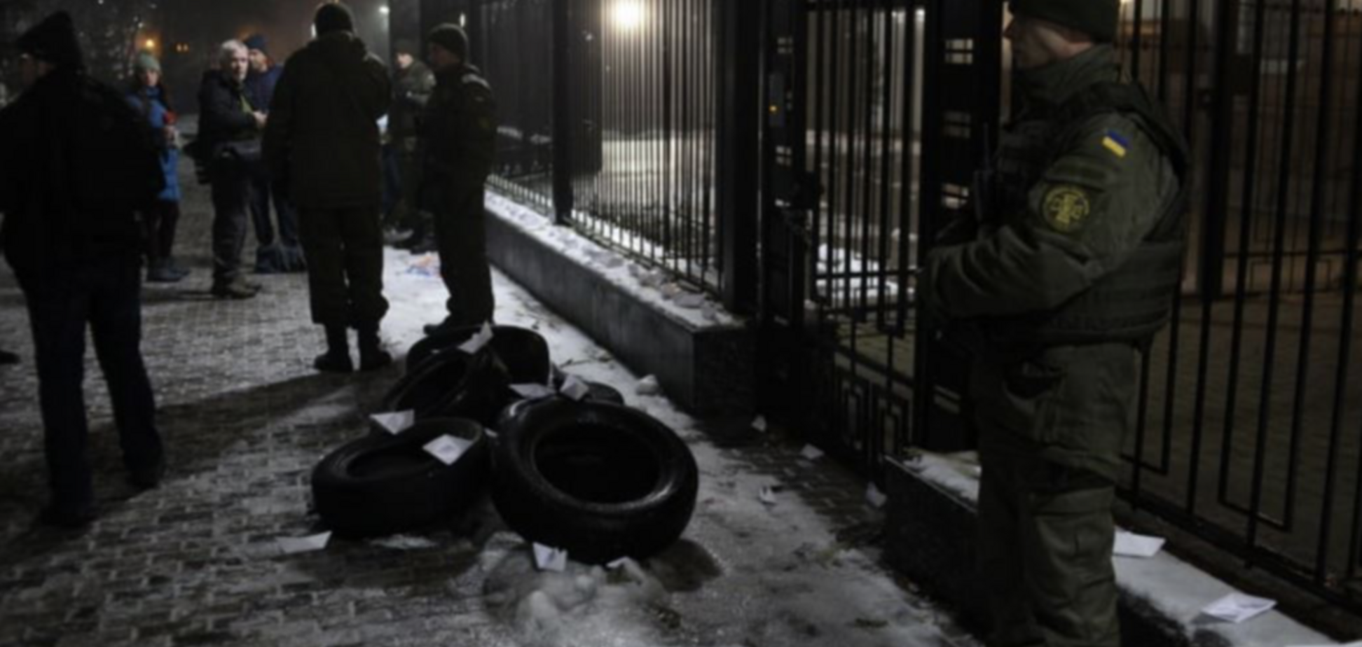 Второй Майдан? В Киеве под посольство России принесли шины