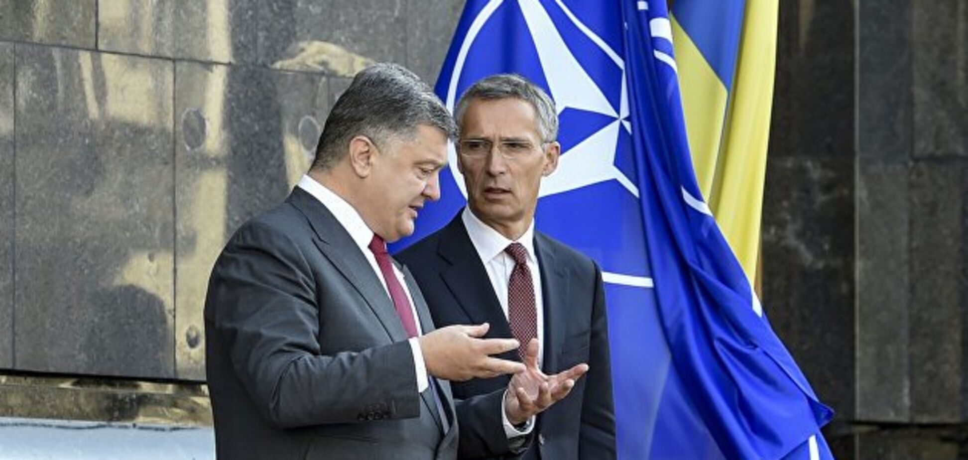 Порошенко провел срочные переговоры с генсеком НАТО: подробности