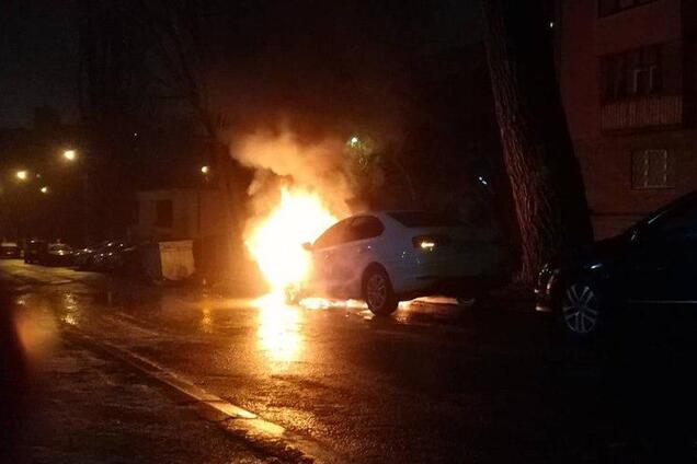 Відповідь за Азов? Під посольством Росії у Києві підпалили авто дипломата