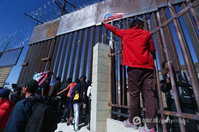Караван мигрантов пытался со штурмом ворваться в США: все подробности, фото и видео