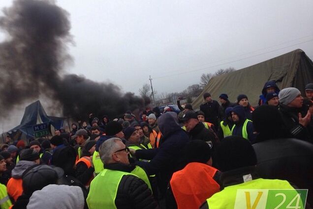 ''Я вас всех порежу'': ''евробляхеры'' устроили массовую драку на границе Украины
