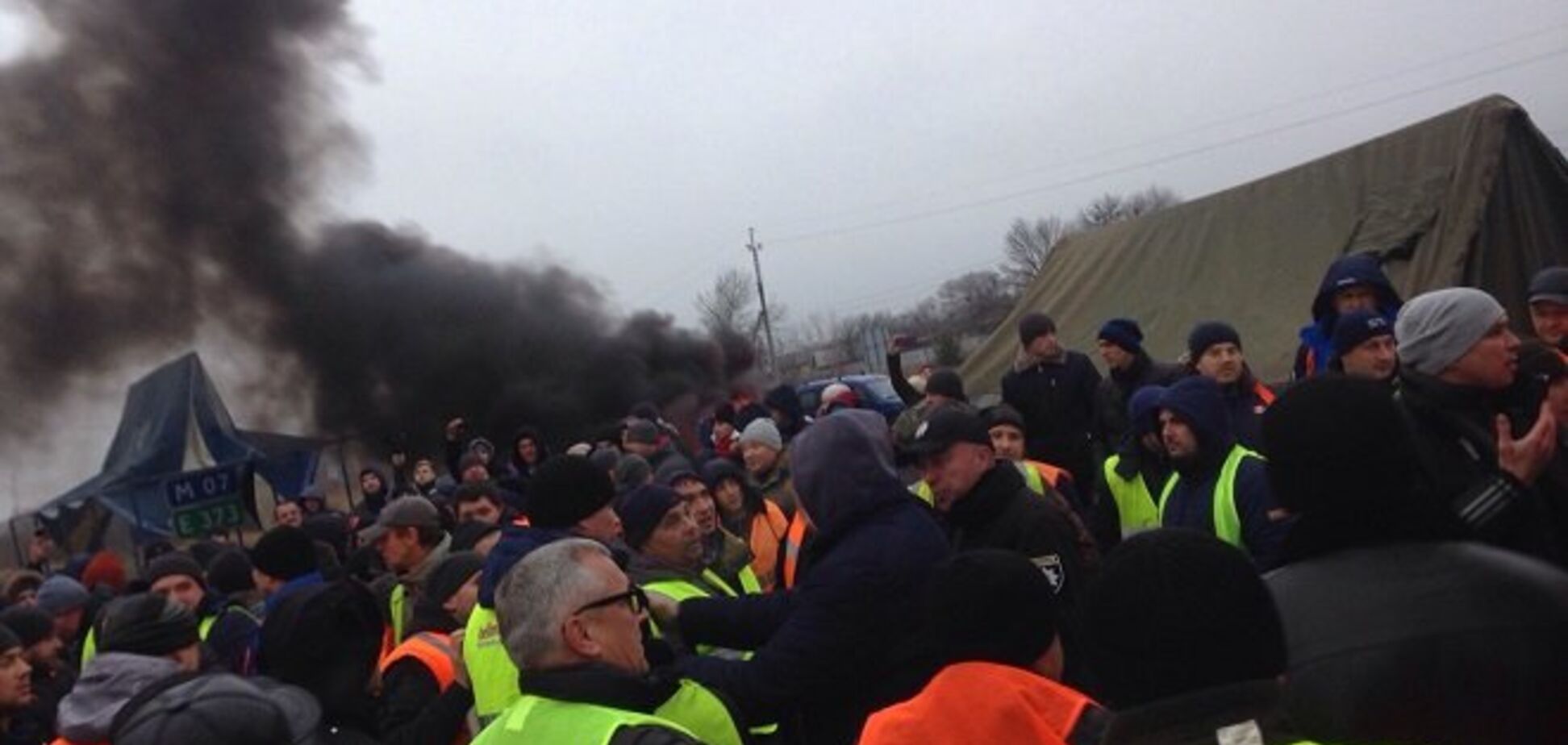 ''Я вас усіх поріжу'': ''євробляхери'' влаштували масову бійку на кордоні України