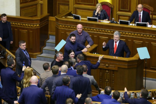 Бійки, скандали і компроміси: як у ВРУ голосували за воєнний стан в Україні