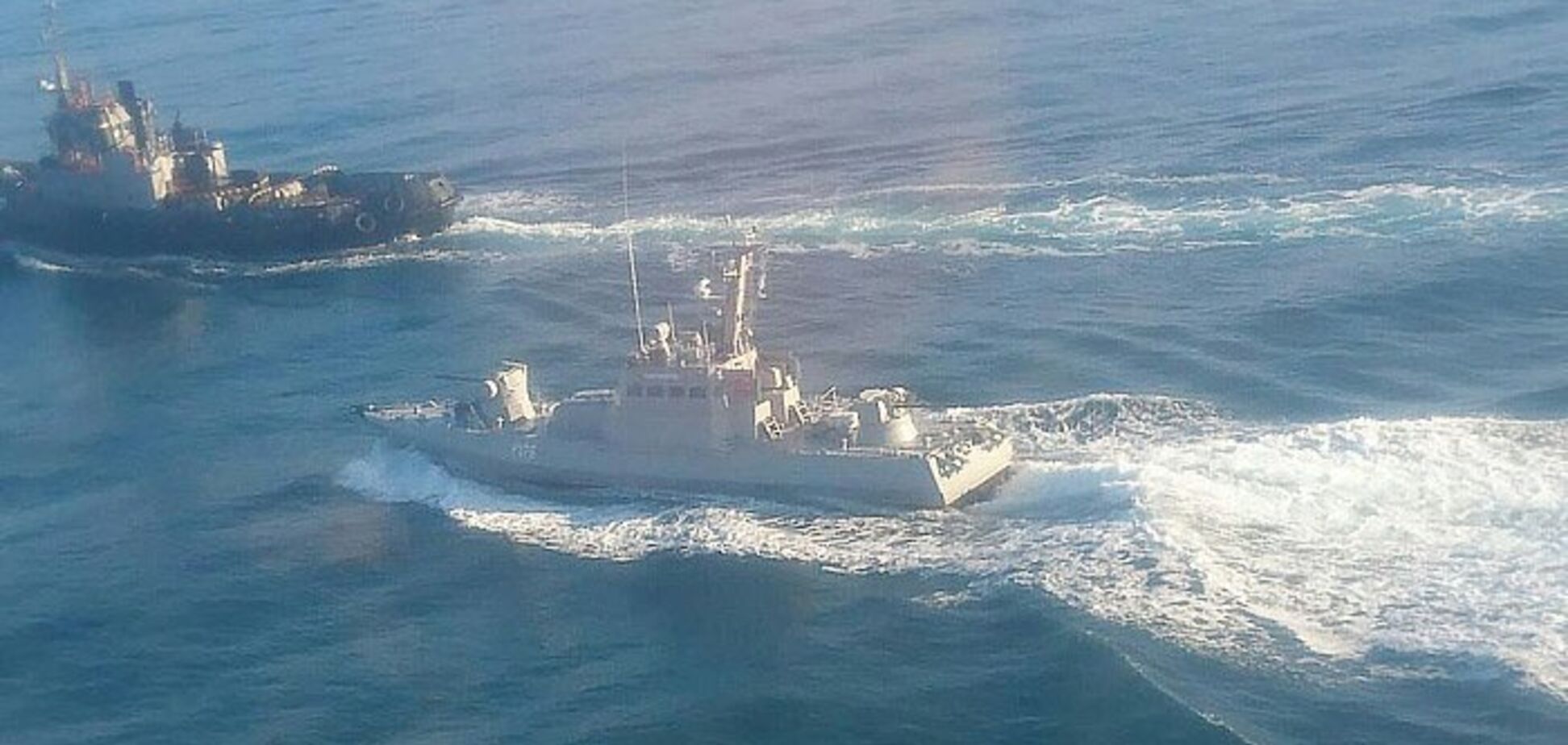 Россияне открыли огонь по кораблю Украины на Азове: что произошло и чем закончилось