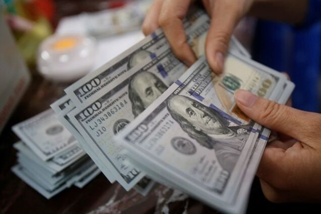Українці можуть підняти долар: що категорично не можна робити