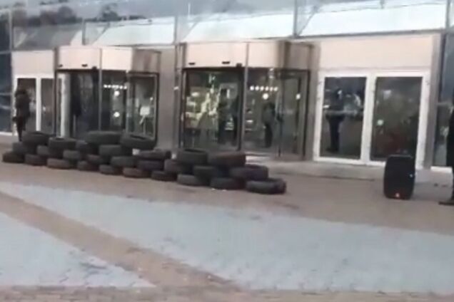 Закрыли все входы и выходы: в Киеве националисты блокировали ТРЦ друга Путина