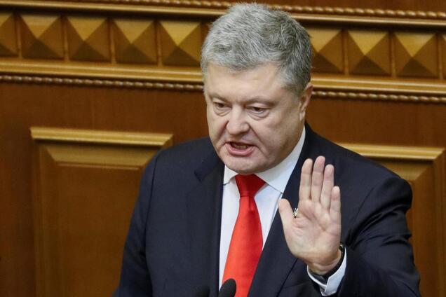 Порошенко підписав закон про воєнний стан: що буде далі