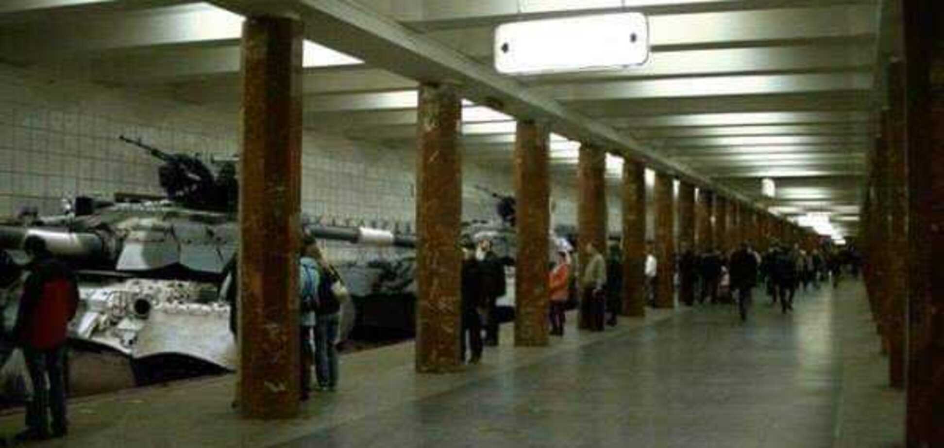 ''Вы работаете на врага!'' В сети появились ''фото'' танков в украинском метро