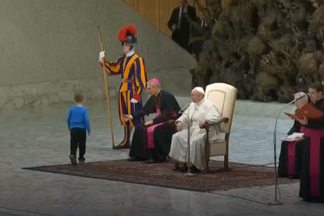 ''Хлопчику, ти в небезпеці!'' Конфуз на зустрічі з Папою Римським викликав суперечки в мережі