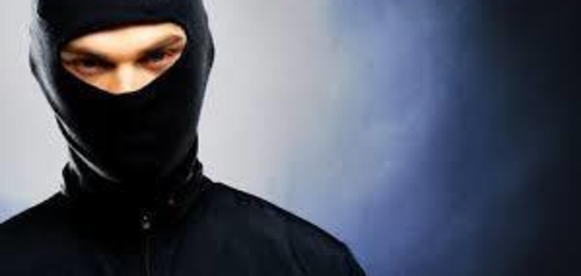 В Мелитополе злоумышленники проникли в дом к женщине, связали ее и ограбили