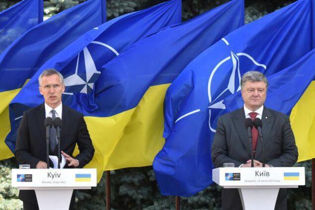 Порошенко призвал НАТО направить корабли в Азовское море: в Кремле отреагировали