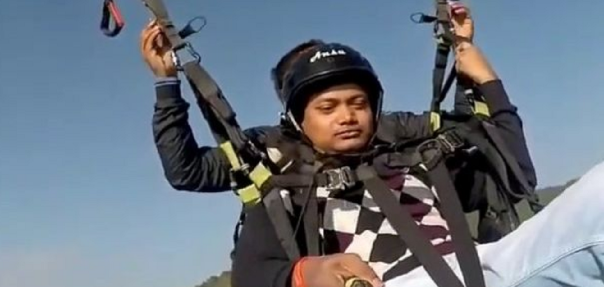 В Индии пилот погиб, спасая туриста: появилось видео
