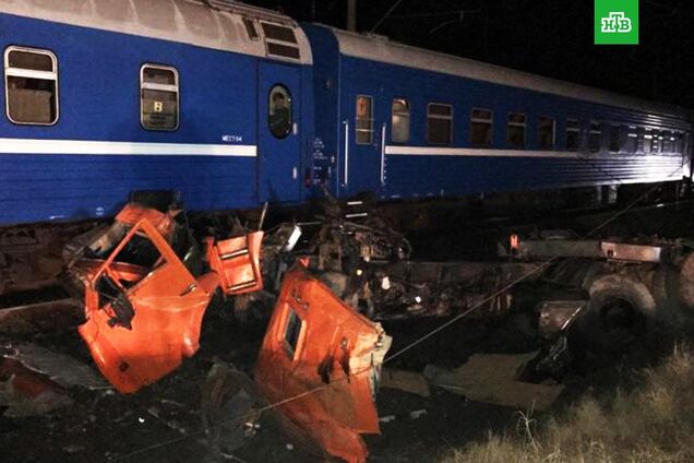 Поезд снес грузовик: в России в масштабном ДТП пострадали два десятка человек. Фото и видео с места аварии