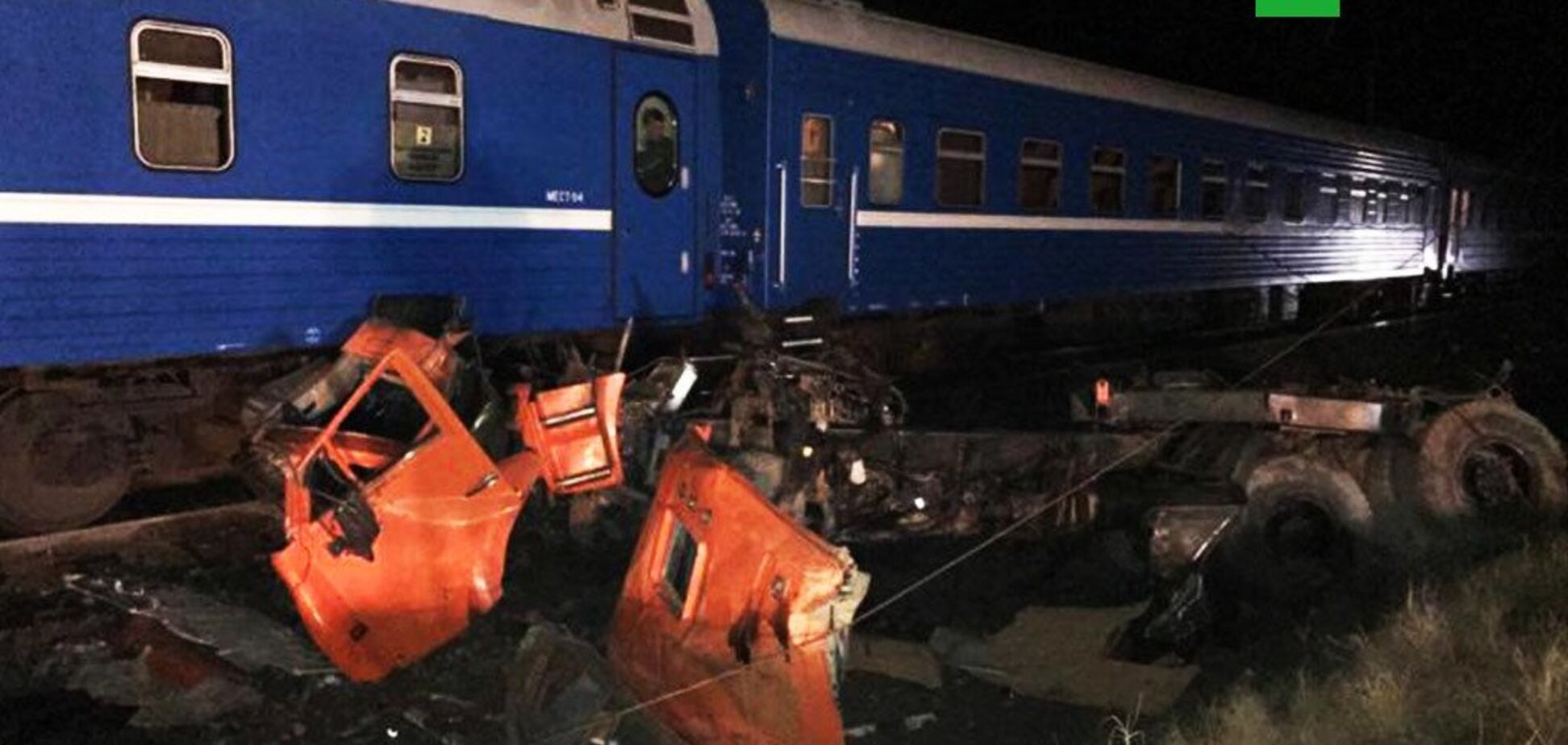 Поїзд зніс вантажівку: в Росії в масштабному ДТП постраждали два десятки людей. Фото і відео з місця аварії