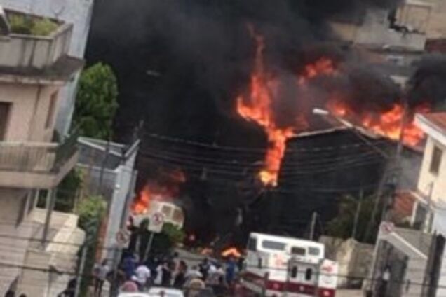 В Бразилии самолет рухнул на жилые дома: погибли двое, ранены - 12 человек