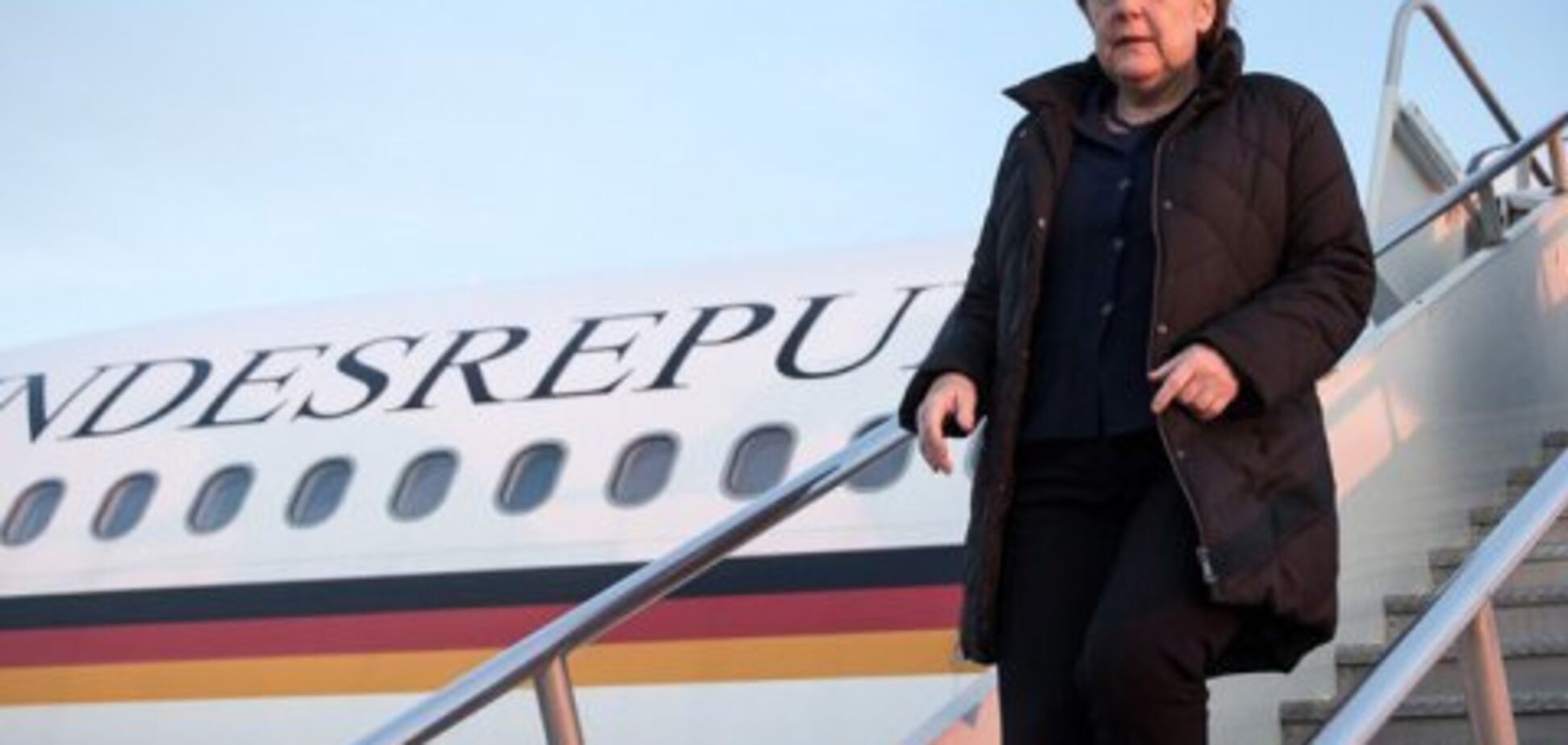 Поспішала на саміт: Меркель застукали в звичайному літаку. Фотофакт