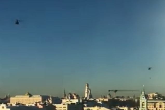 Над Кремлем заметили вертолеты с людьми в сетке: что происходит