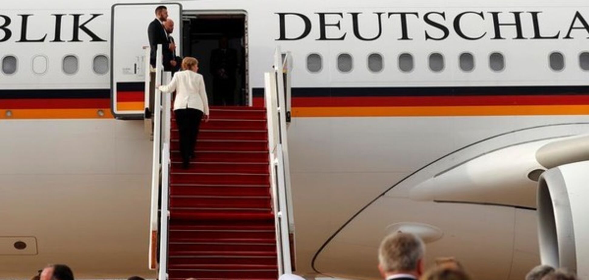 Із літаком Меркель сталася серйозна НП: чим усе закінчилося