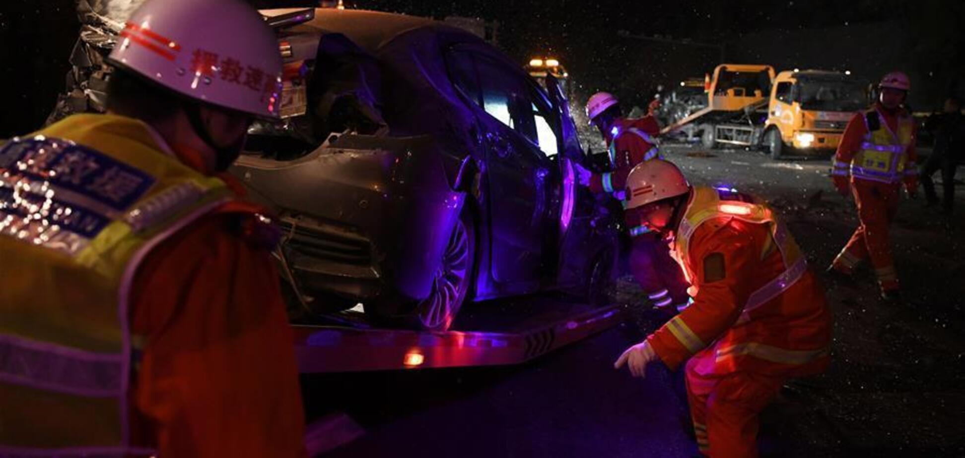 В Китае грузовик протаранил десятки машин: фото и видео смертельной аварии