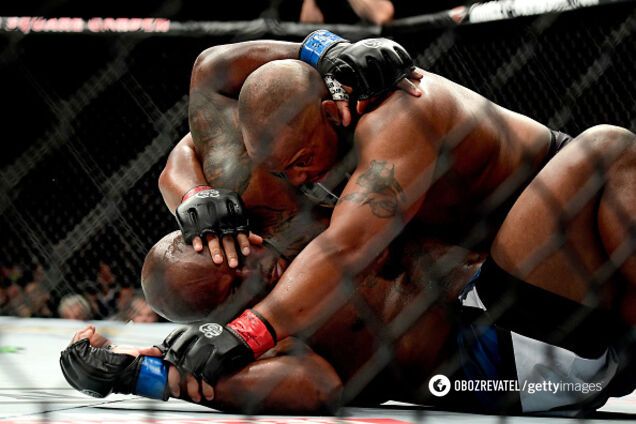 Чемпион UFC задушил соперника в историческом бою - видеофакт
