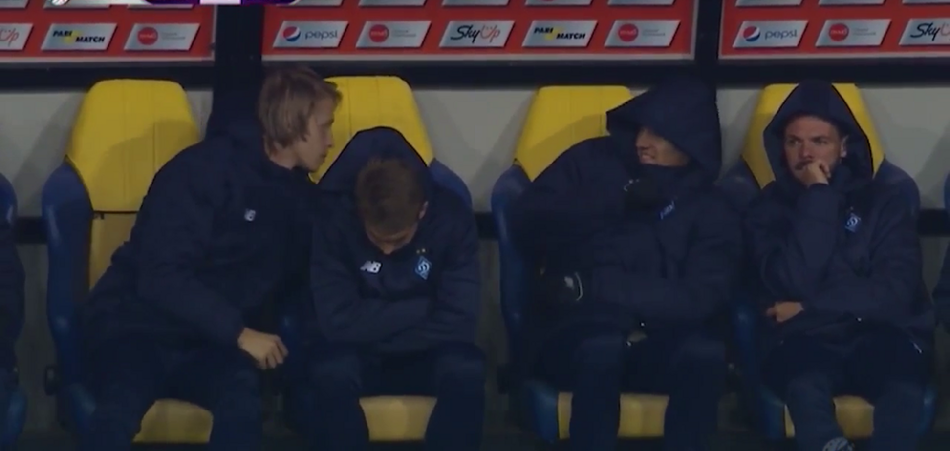 Футболисты 'Динамо' устроили ''драку'' на скамейке запасных в игре с 'Шахтером' - видеофакт