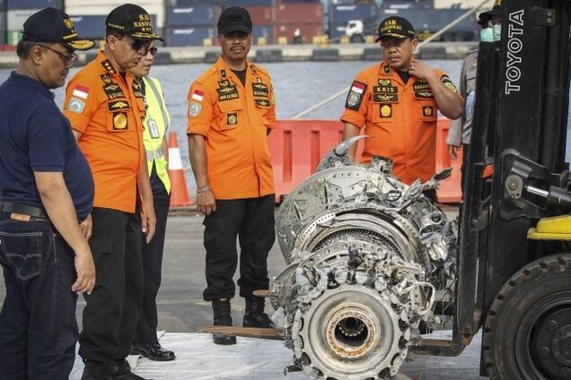 Крушение самолета в Индонезии: обнародованы первые данные 'черных ящиков'