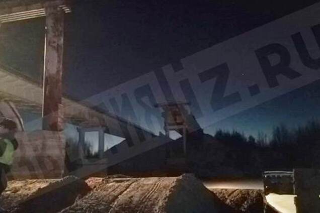 В России обрушился мост: погибли два человека. Первое видео с места ЧП