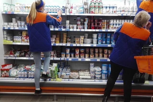 Брудні черевики на товарі: відома українська мережа супермаркетів потрапила у скандал