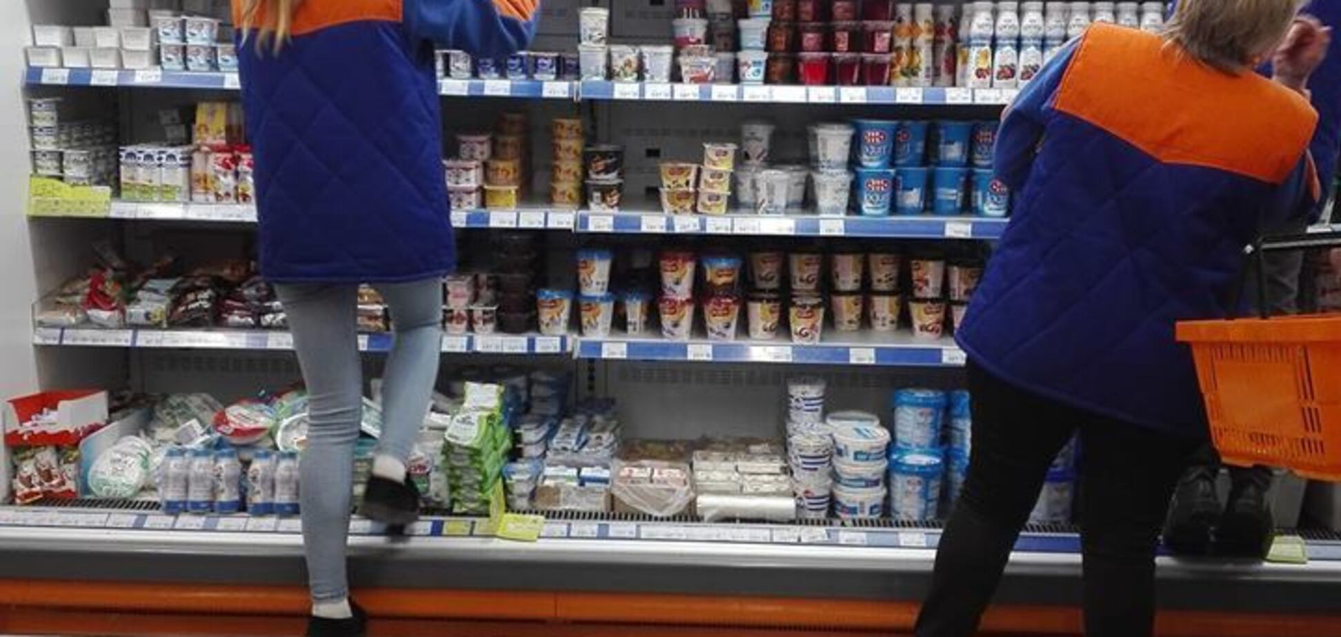 Грязные ботинки на товаре: известная украинская сеть супермаркетов попала в скандал