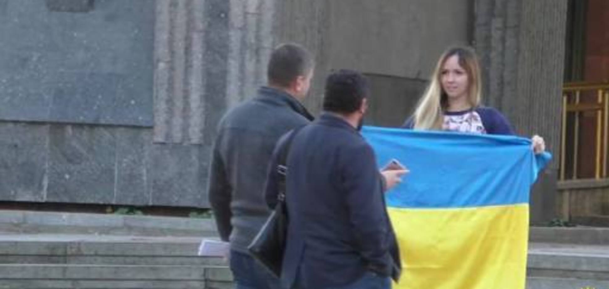 Блогерша оскандалилась в Крыму с украинским флагом и разозлила сеть: опубликовано видео