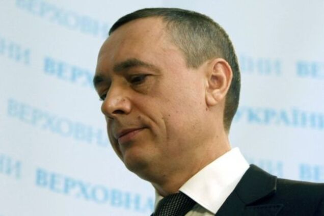 Бросил под ноги: скандальному Мартыненко пытались вручить повестку