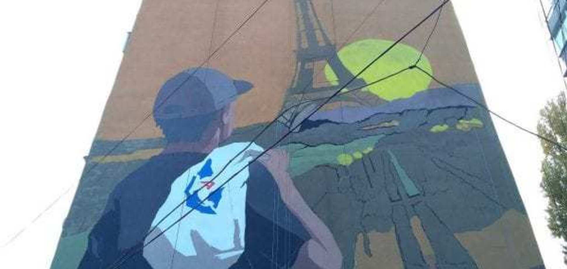 Ейфелева вежа і пакет АТБ: у Дніпрі з'явився дивний мурал