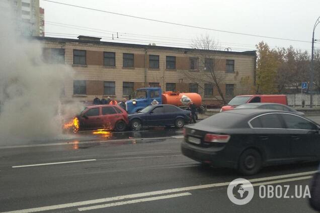 В Киеве из-за аварии авто загорелось на ходу: первые фото и видео