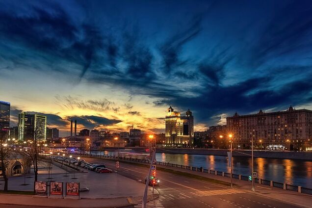 Час зупинився: у небі над Москвою помітили моторошну аномалію. Відеофакт