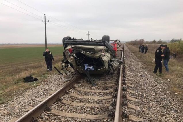 Стали известны подробности смертельного ДТП с перевернувшимся на железнодорожных путях BMW