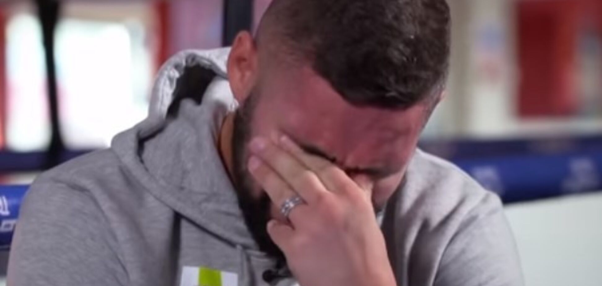 Белью довели до слез во время интервью перед боем с Усиком: видеофакт